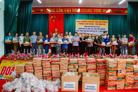 Trao quà sau lũ lụt tại ở xã Trại Cau - Thái Nguyên: