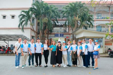 Phát cơm từ thiện Bệnh viện Nhi đồng 2