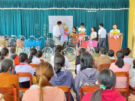 Quỹ thiện nguyện Hạnh Phúc trao quà và học bổng cho các em học sinh và các cụ già ở Huế ngày 10/03/2023