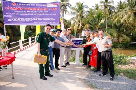 Trao tặng cây cầu Tú - An cho bà con tại xã Tân An, tỉnh Vĩnh Long