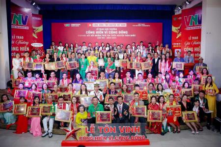 Anh Hoàng Văn Trí được vinh danh tại Lễ trao giải Cống hiến vì Cộng đồng