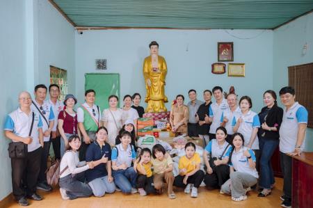 Trao quà ở trung tâm nhân đạo Làng Tre ngày 12/07/2026
