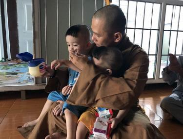 Sư trụ trì ở Sóc Trăng nấu sữa bắp bán, nuôi trẻ mồ côi