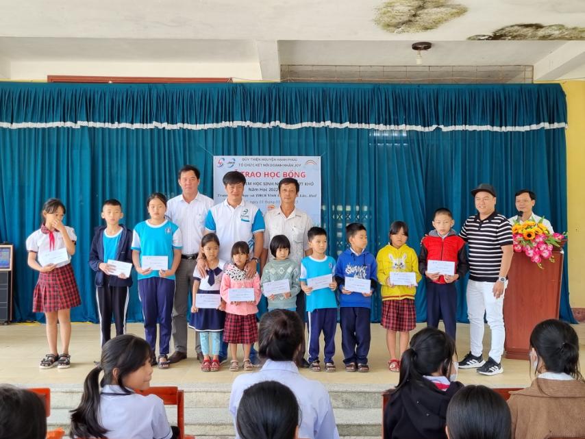 Trao quà và xe cho các em học sinh trường Mầm non, Tiểu học và THCS Vinh Giang 