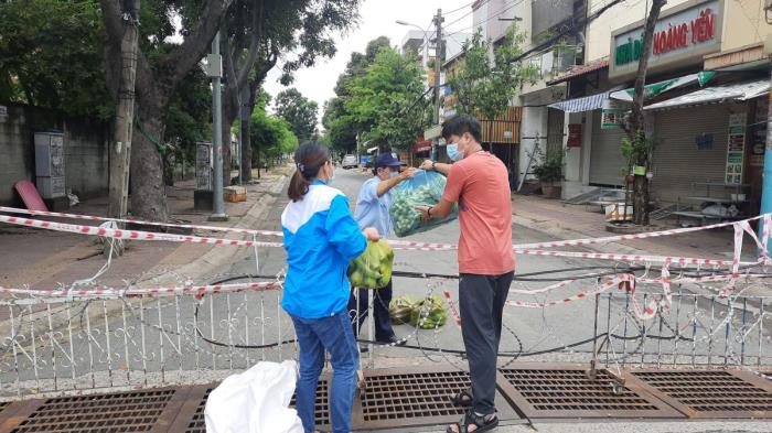 Trao quà hỗ trợ cho chùa Diệu Tràng, trường Trung cấp Phật học, người dân và UBND các phường Phước Long A, Phước Long B, Phước Bình, Long Phước (ngày 10/09/2021)