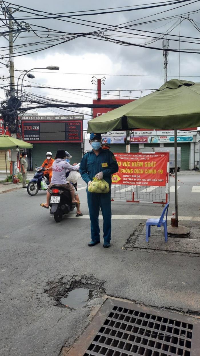 Trao quà hỗ trợ cho chùa Diệu Tràng, trường Trung cấp Phật học, người dân và UBND các phường Phước Long A, Phước Long B, Phước Bình, Long Phước (ngày 10/09/2021)