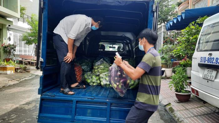 Trao quà hỗ trợ cho chùa Diệu Tràng, trường Trung cấp Phật học, người dân và UBND các phường Phước Long A, Phước Long B, Phước Bình, Long Phước (ngày 10/09/2021)