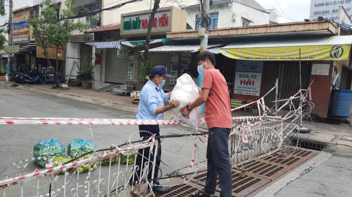 Trao quà hỗ trợ cho chùa Diệu Tràng, trường Trung cấp Phật học, người dân và UBND các phường Phước Long A, Phước Long B, Phước Bình, Long Phước (ngày 10/09/2021)