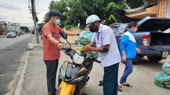 Trao quà hỗ trợ cho chùa Diệu Tràng, trường Trung cấp Phật học, người dân và UBND các phường Phước Long A, Phước Long B, Phước Bình, Long Phước (ngày 10/09/2021)