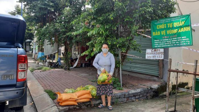 Trao quà hỗ trợ cho chùa Diệu Tràng, trường Trung cấp Phật học, người dân và UBND các phường Phước Long A, Phước Long B, Phước Bình, Long Phước (ngày 10/09/2021)