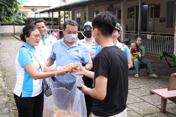 Hình ảnh phát cơm từ thiện ngày 29/07/2023 tại Bệnh viện Nhi đồng 2