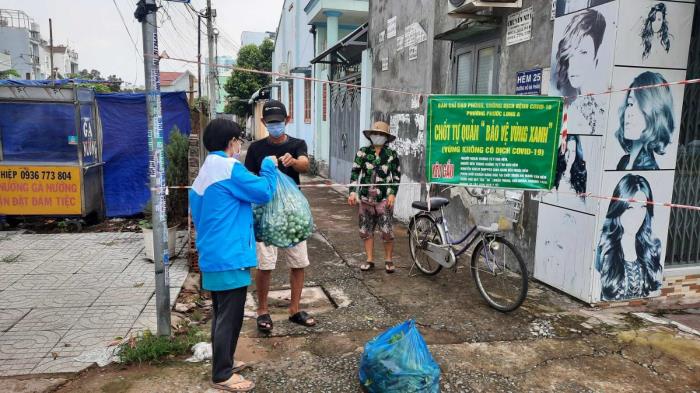 Tặng rau cho người dân ở P.Phước Long A và các UBND phường Phước Bình, Phước Long B (ngày 29/08/2021)