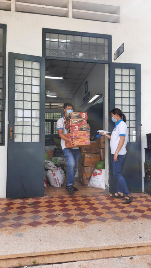 Quỹ tiếp tục phân phối quà cứu trợ tại điểm trường THPT Trường Chinh, Q12 cho các nhóm thiện nguyện và các quận trong TP.HCM (21/07/2021)