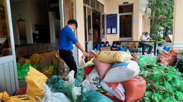 Quỹ tiếp tục phân phối quà cứu trợ tại điểm trường THPT Trường Chinh, Q12 cho các nhóm thiện nguyện và các quận trong TP.HCM (21/07/2021)