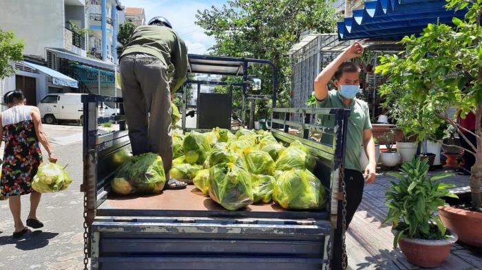 Trao lương thực cho các hộ gia đình trong khu cách ly khu vực TP.HCM (17/07/2021)