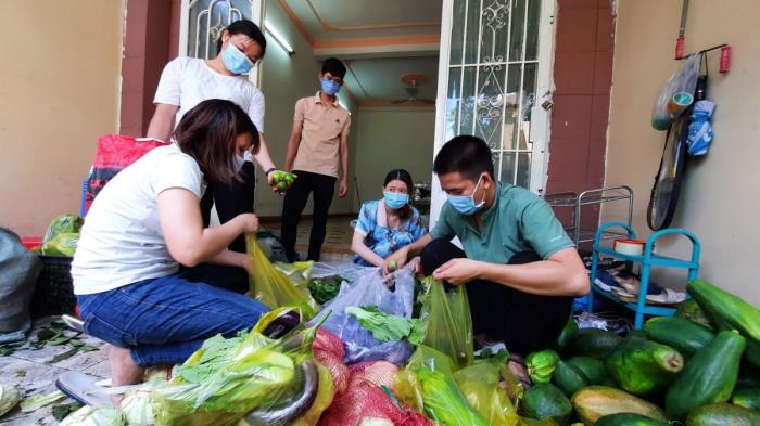 Trao lương thực cho các hộ gia đình trong khu cách ly khu vực TP.HCM (17/07/2021)