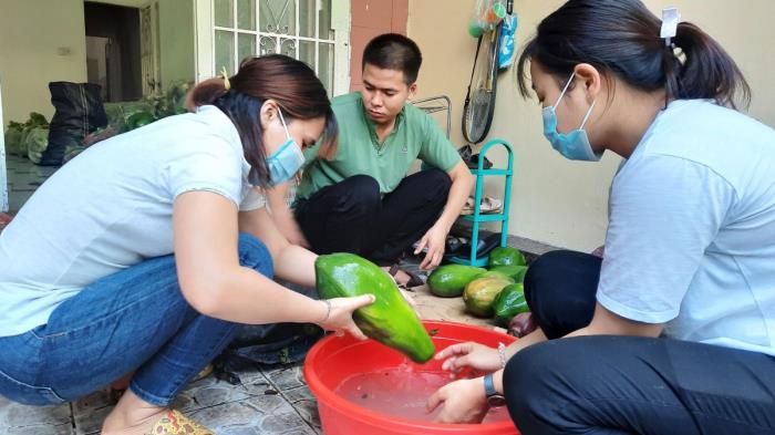 Trao lương thực cho các hộ gia đình trong khu cách ly khu vực TP.HCM (17/07/2021)