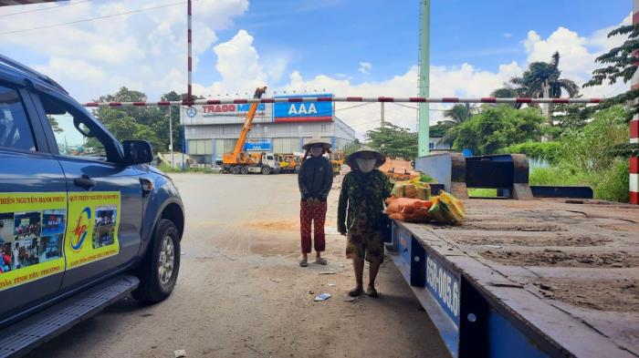 Quỹ trao quà cho người dân khó khăn ở cầu Rạch Chiếc (10/08/2021)