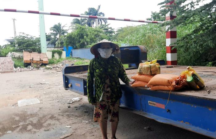 Quỹ trao quà cho người dân khó khăn ở cầu Rạch Chiếc (10/08/2021)