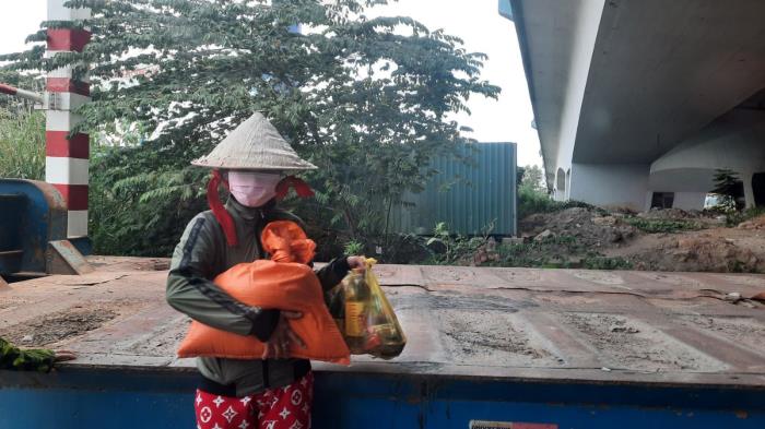 Quỹ trao quà cho người dân khó khăn ở cầu Rạch Chiếc (10/08/2021)