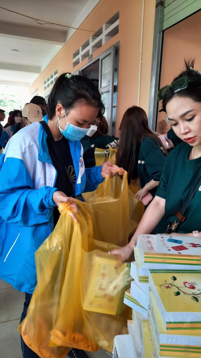 TRAO QUÀ CHO HỌC SINH KHÓ KHĂN TẠI ĐƯNG K'NỚ, LẠC DƯƠNG, LÂM ĐỒNG (NGÀY 30/05/2022)