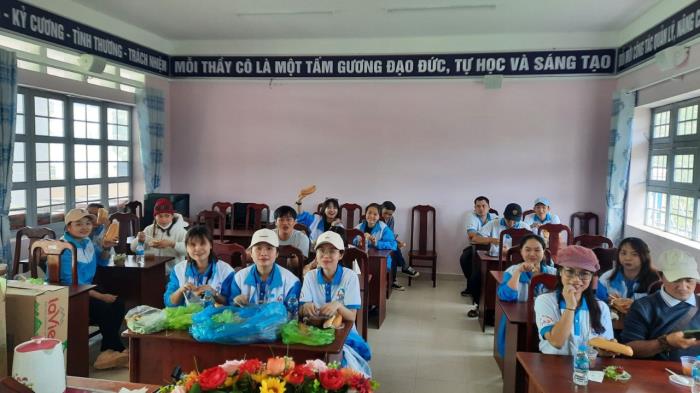 TRAO QUÀ CHO HỌC SINH KHÓ KHĂN TẠI ĐƯNG K'NỚ, LẠC DƯƠNG, LÂM ĐỒNG (NGÀY 30/05/2022)