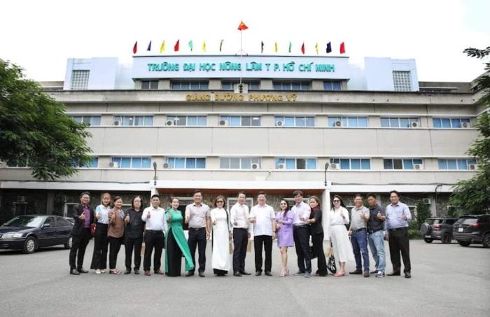 Trao tặng học bổng cho các bạn sinh viên khoa Kinh tế trường Đại học Nông Lâm ngày 07/06/2023