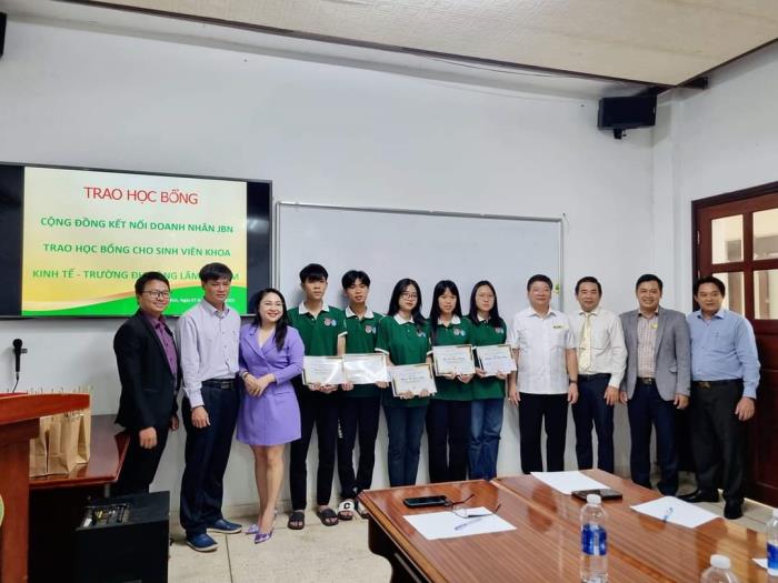 Trao tặng học bổng cho các bạn sinh viên khoa Kinh tế trường Đại học Nông Lâm ngày 07/06/2023