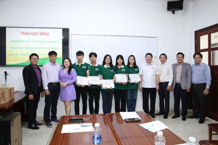 Trao tặng học bổng cho các bạn sinh viên khoa Kinh tế trường Đại học Nông Lâm ngày 07/06/2023