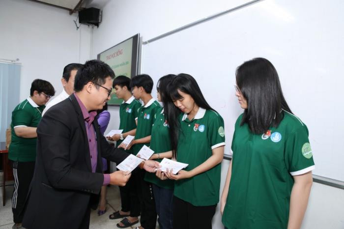 Trao tặng học bổng cho các bạn sinh viên khoa Kinh tế trường Đại học Nông Lâm ngày 07/06/2023
